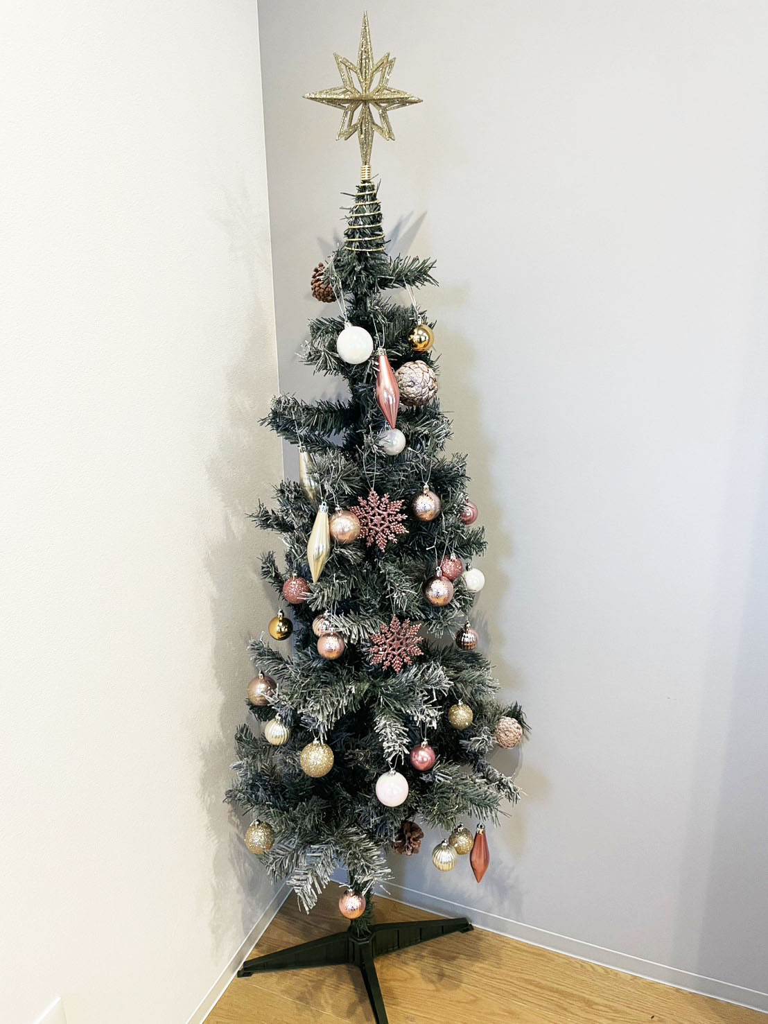 クリスマスツリーを飾りました！